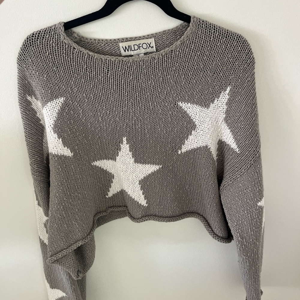WildFox star sweater in gray cropped